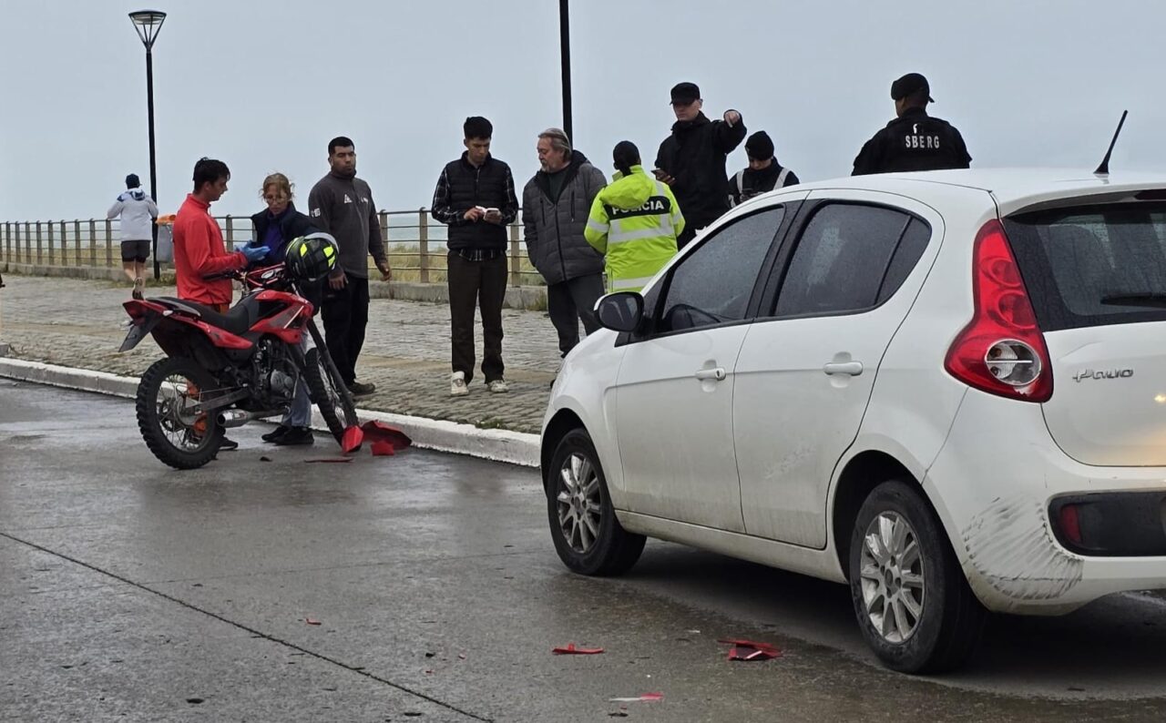 Un motociclista hospitalizado, tras un chocar contra un auto