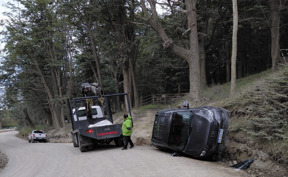 Perdió el control del vehículo y despistó sobre la calzada