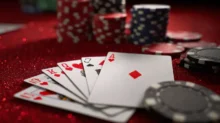 Cartas de póker y fichas sobre mesa roja, imagen conceptual para artículo de casino online en Chile