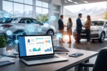 Concesionario con notebook mostrando un tablero de CRM e íconos de IA, con autos y paisaje patagónico al fondo