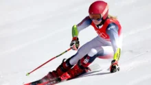 Esquiadora compitiendo en slalom de esquí alpino sobre nieve, imagen ilustrativa para Juegos Olímpicos de Invierno