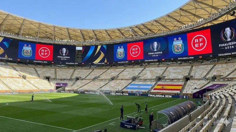 Interior del Estadio Lusail con pantallas que muestran AFA, RFEF y la gráfica de Finalissima 2026.