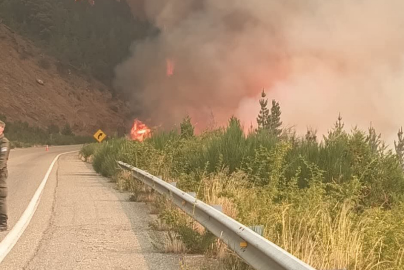 El fuego no da tregua y piden “extrema precaución” al circular por Ruta 40