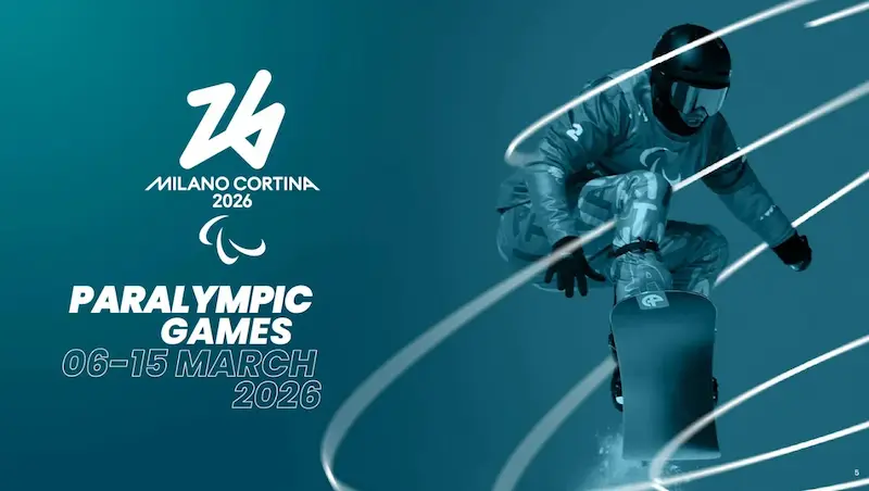 Afiche de Milano Cortina 2026 Paralympic Games con fechas 6-15 de marzo de 2026 y deportista de snowboard adaptado en acción