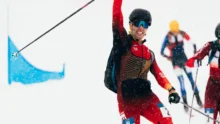 Atleta de esquí celebra en la nieve durante una competencia, imagen ilustrativa de los Juegos de Invierno Milano Cortina 2026.