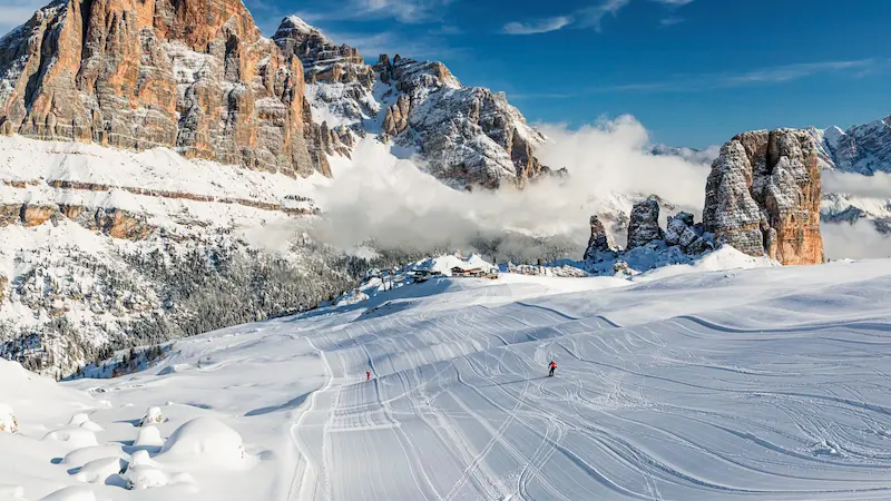 Montañas nevadas y pista de esquí, imagen ilustrativa de Milano Cortina 2026