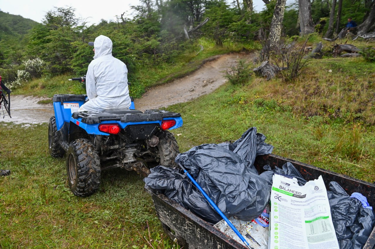 Jornada de limpieza en el sendero a Laguna Esmeralda