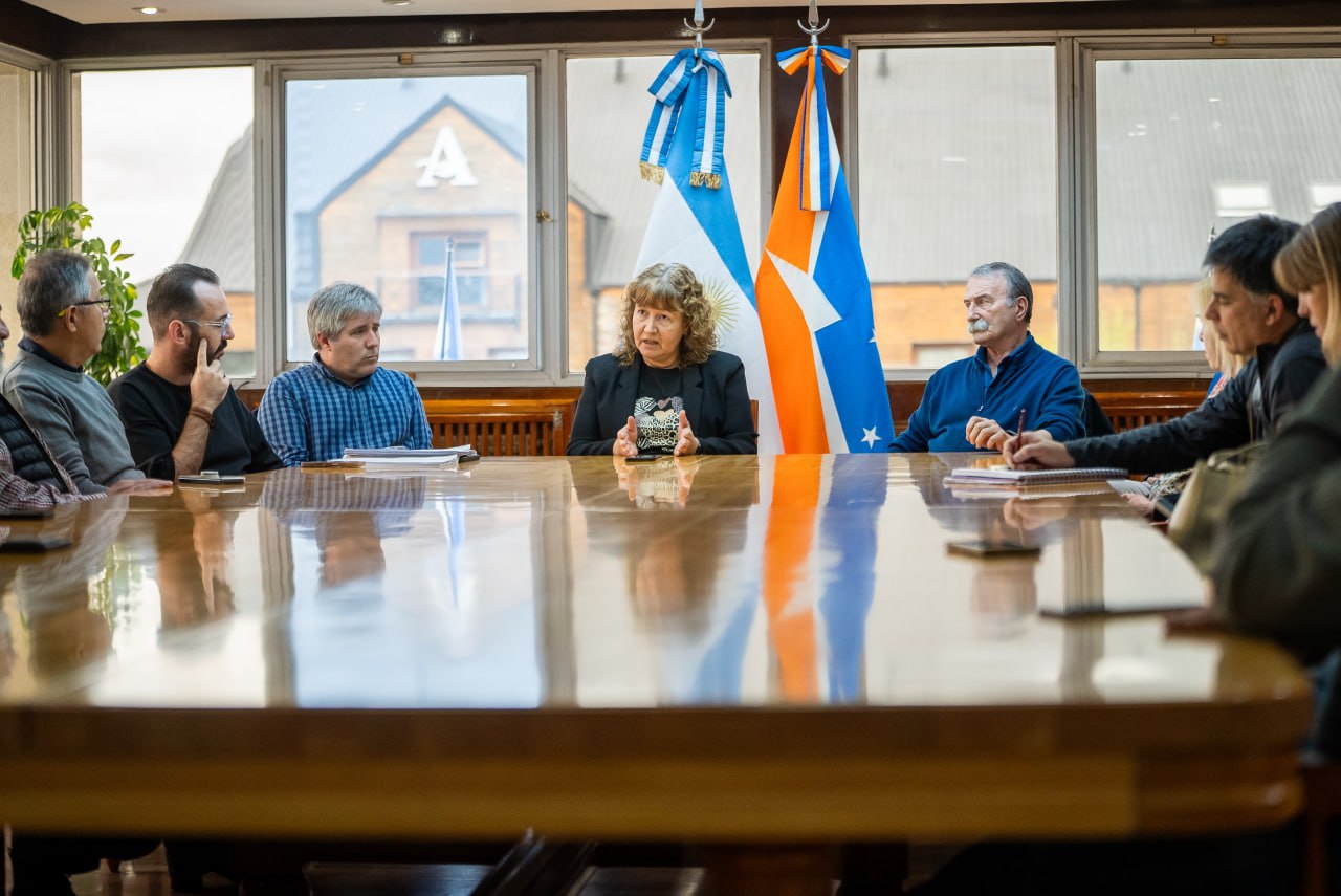 Reunión con sectores de turísmo y comercio por la intervención del puerto