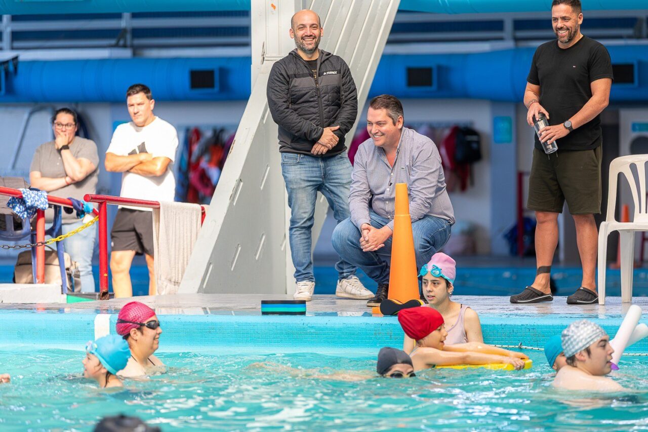 El intendente acompañó una jornada de pileta libre en el Natatorio Municipal