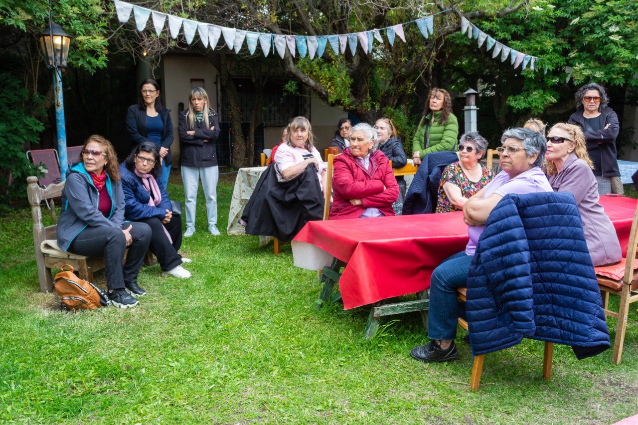 Adultos mayores realizaron una salida a la Casa de Pioneros
