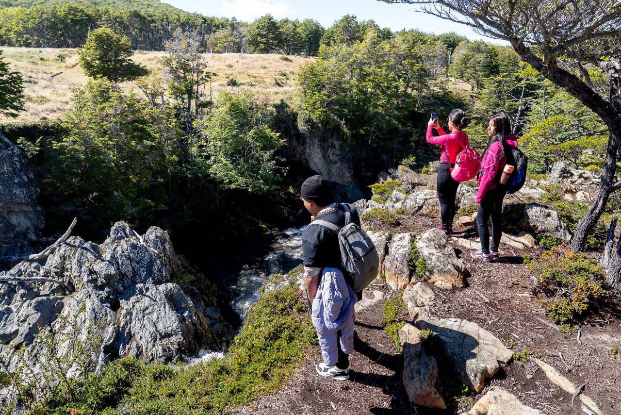 Más de cien jovenes participaron del primer recorrido a Puerto Almanza