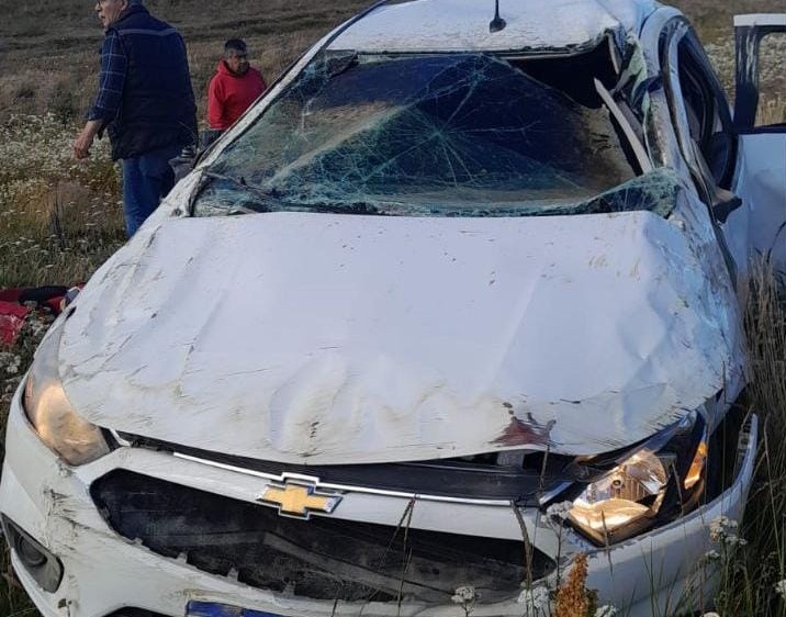 Dos personas debieron ser hospitalizadas tras volcar en su vehículo