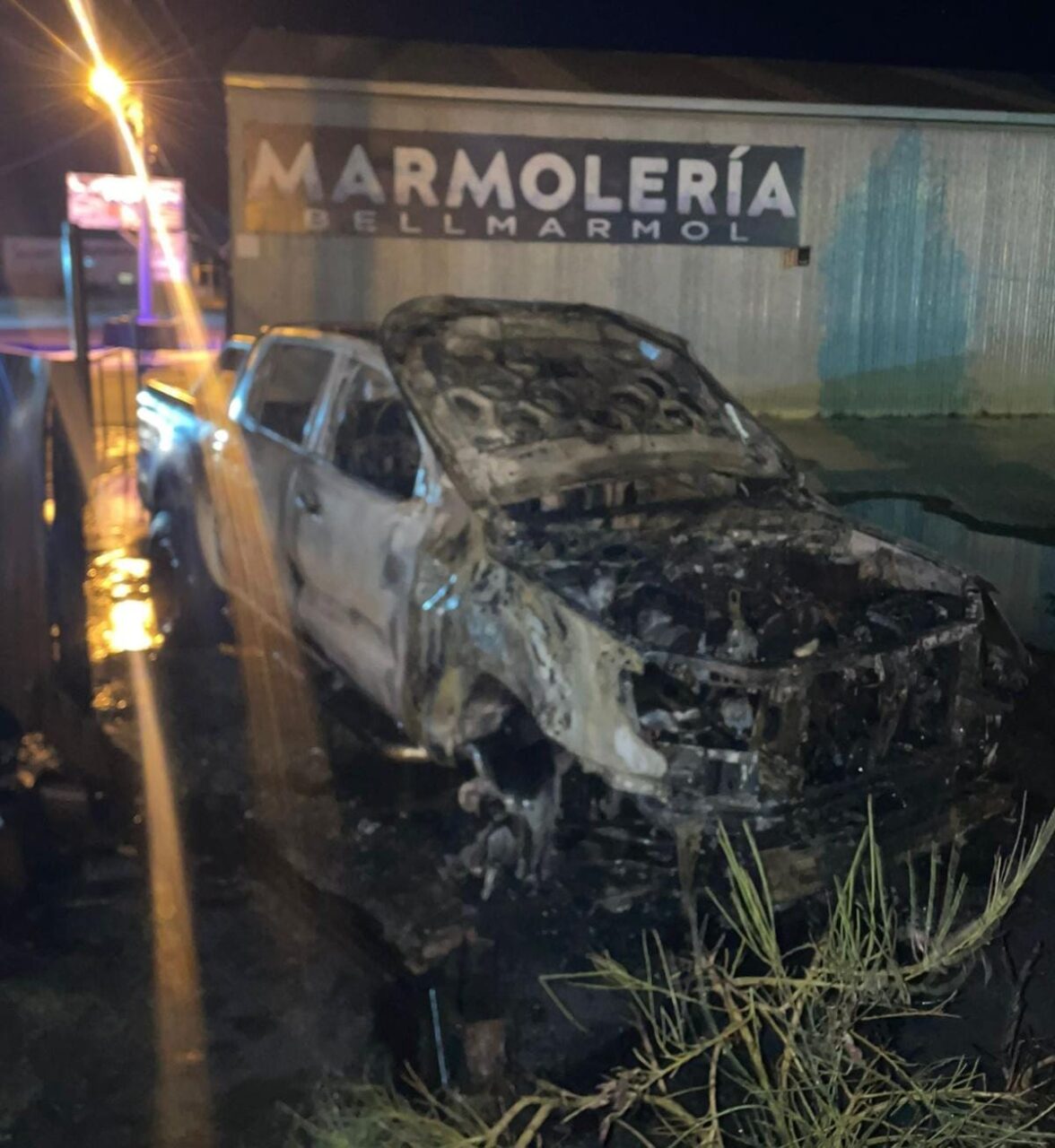 Una camioneta, destruida por un incendio