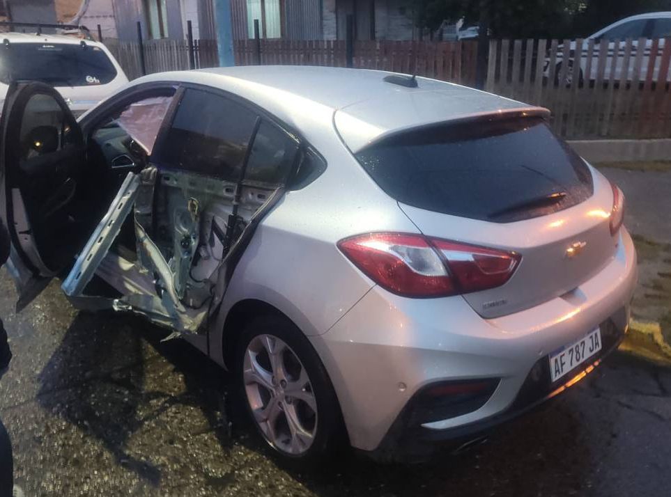 Violento accidente dejó a dos vehículos con importantes daños materiales