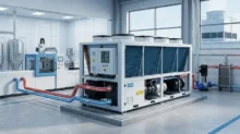 Equipo de chiller industrial con tuberías rojas y azules en una sala técnica de planta