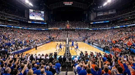 Panorámica del Lucas Oil Stadium durante un partido de básquet universitario, con la cancha al centro y tribunas repletas de público.