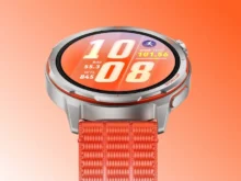 HUAWEI Watch GT Runner 2 con correa tejida naranja y pantalla encendida.