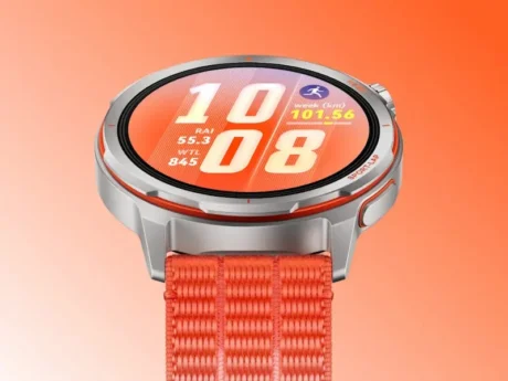 HUAWEI Watch GT Runner 2 con correa tejida naranja y pantalla encendida.