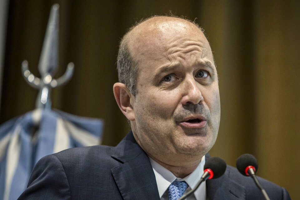 Sturzenegger confirmó recortes en licencias médicas: menos sueldo por enfermedad