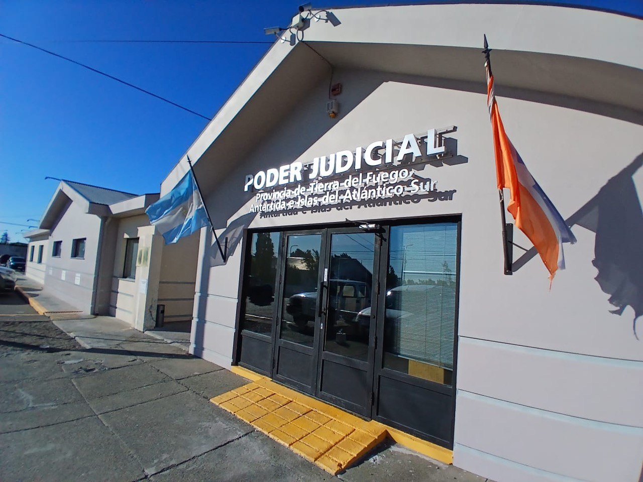 Juicio a dos acusados de contactar a menores por redes sociales