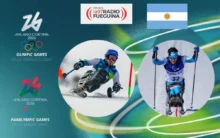 Banner con logos de Milano Cortina 2026 y Radio Fueguina, bandera argentina y dos atletas paralímpicos sobre nieve.