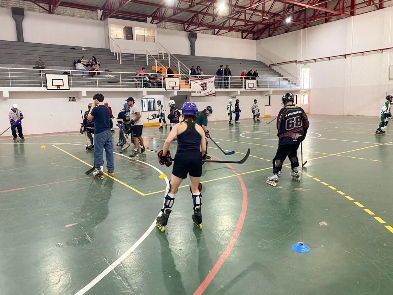 Entrenamiento de hockey en línea reunió a deportistas de toda la provincia
