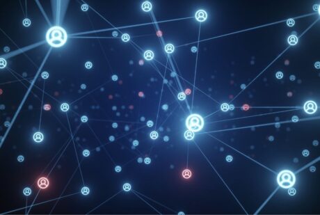 Iconos de usuarios conectados por líneas en una red digital sobre fondo azul