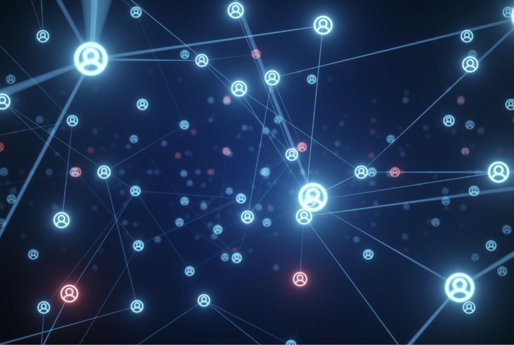 Iconos de usuarios conectados por líneas en una red digital sobre fondo azul