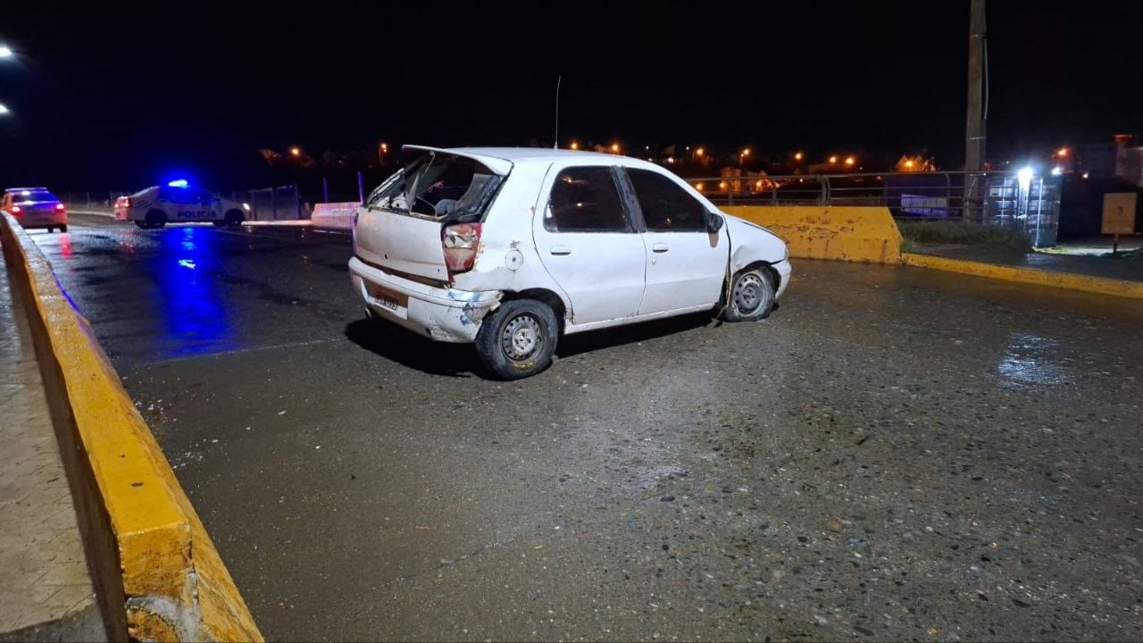 Chocaron contra un puente en la madrugada y el conductor se fugó