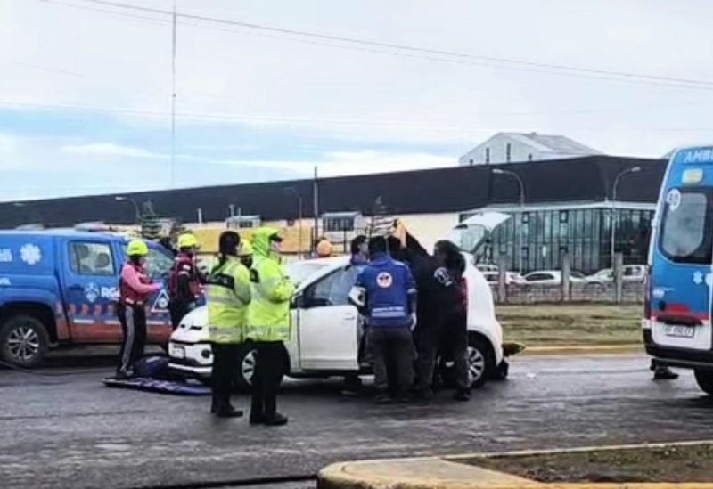 Choque con heridos frente al puente peatonal de la UTN