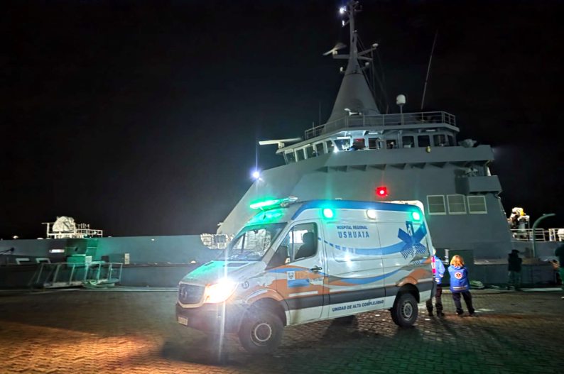 Evacuaron de un crucero antártico a un pasajero que luego falleció