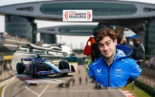 Montaje del GP de China con un piloto de Alpine, un monoplaza en pista y el circuito de Shanghái de fondo