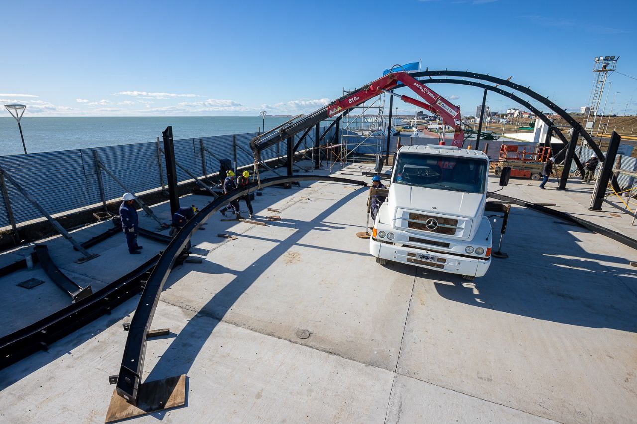 Perez visitó los trabajos de la estructura de la Carpa de la Dignidad