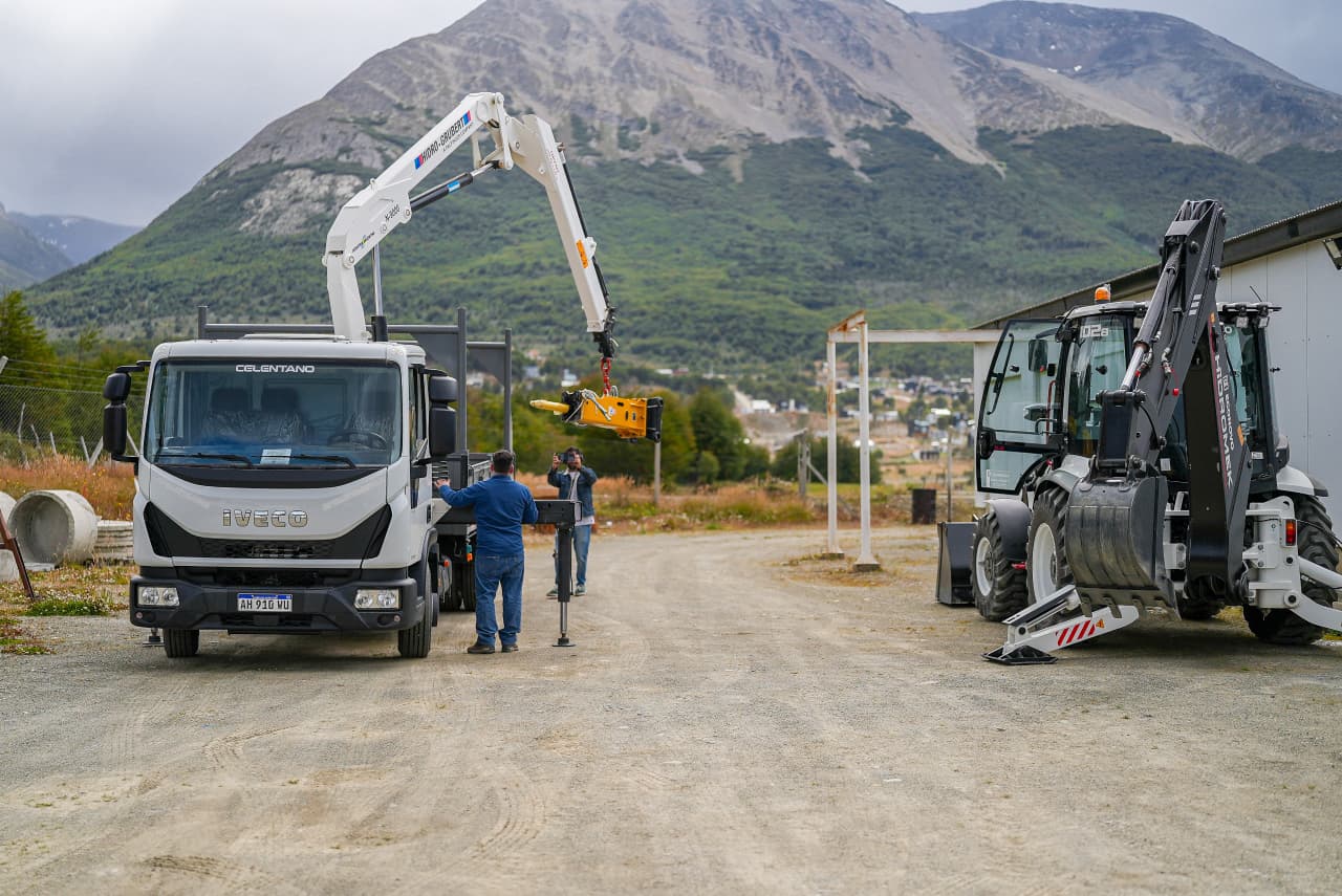Nueva retroexcavadora y camión con hidrogrúa para la DPOSS