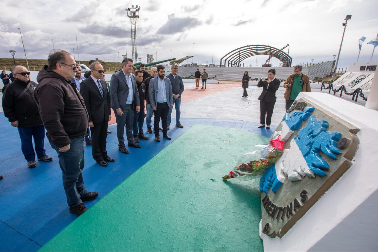 Perez visitó el monumento a los caídos en Malvinas junto al embajador de China