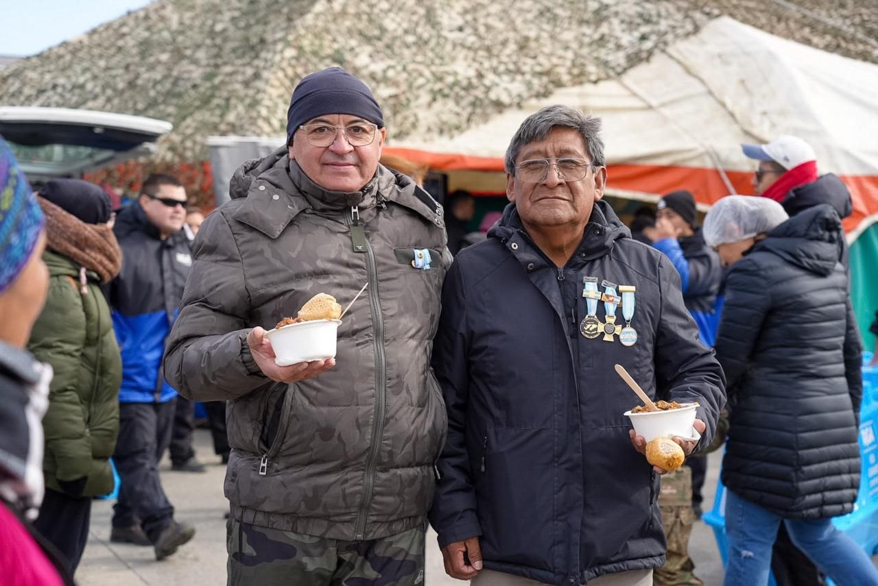 Miles de vecinos compartieron el Gran Almuerzo Popular del 2 de Abril