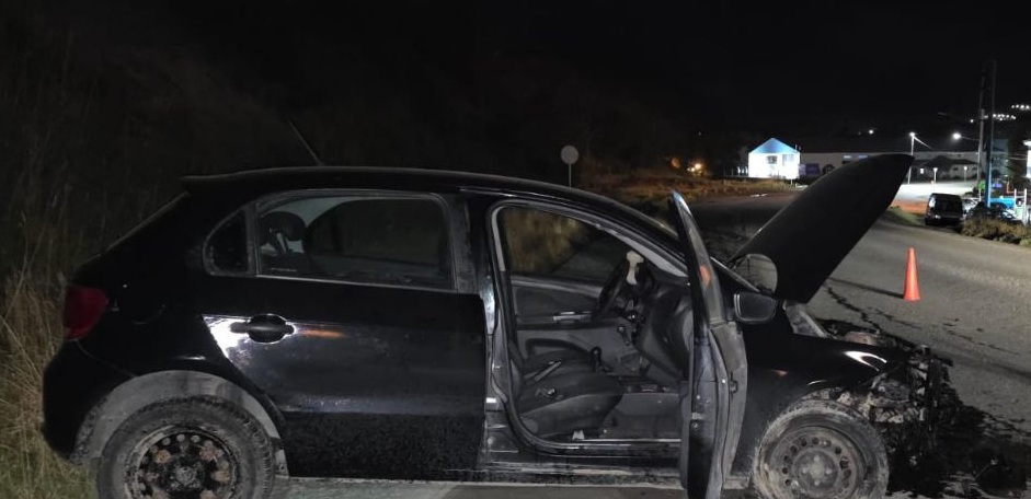 Ebrio al volante chocó contra postes de cemento