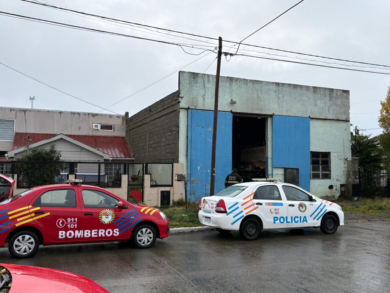 Una vivienda fue destruida y un galpón sufrió daños tras un dantesco incendio