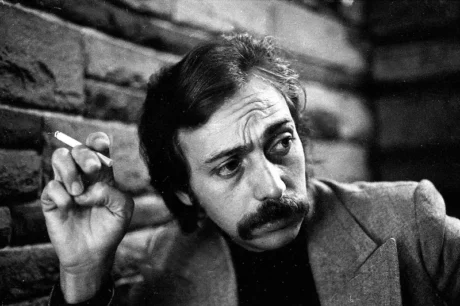 Luis Brandoni en una foto en blanco y negro con cigarrillo en la mano