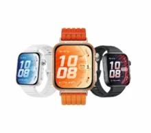 Tres relojes HUAWEI WATCH FIT 5 con correas blanca, naranja y negra sobre fondo claro