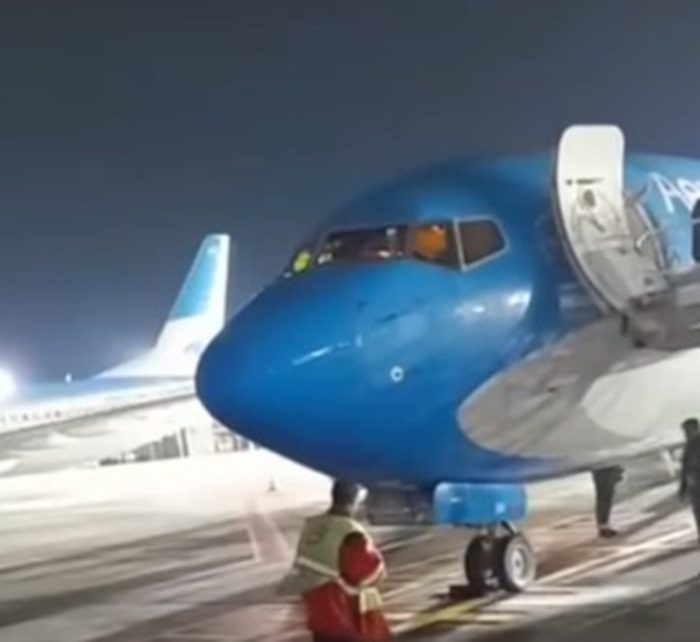 “Una pasajera vio algo raro en el avión”: el relato de una vecina sobre el vuelo que venía de Buenos Aires