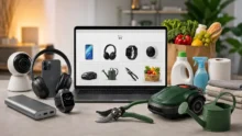 Laptop mit Online-Shop-Oberfläche, umgeben von Elektronik, Gartenartikeln, Lebensmitteln und Haushaltswaren