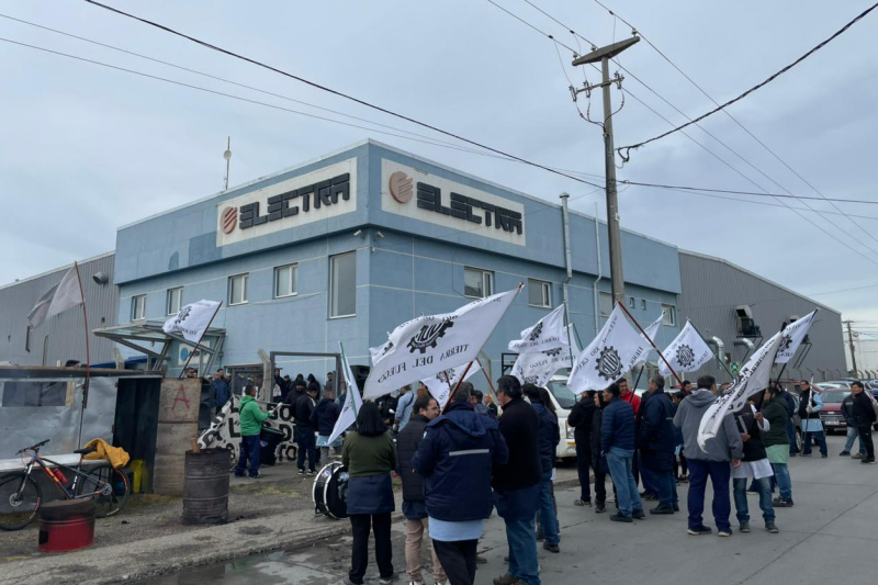 Los trabajadores mantienen la toma de la planta a la espera de la decisión del juez