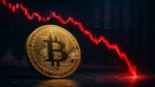 Moneda de Bitcoin frente a un gráfico rojo descendente del mercado cripto