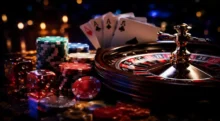 Ruleta, cartas, fichas y dados sobre una mesa de casino con luces desenfocadas
