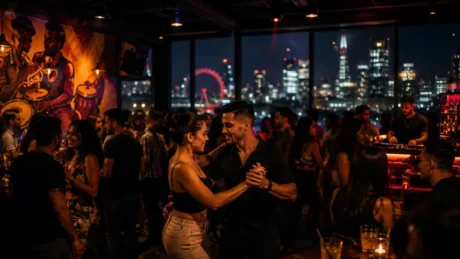 Pareja bailando salsa en un club con barra iluminada, público y skyline nocturno de Londres