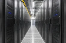 Pasillo de un centro de datos con racks de servidores a ambos lados