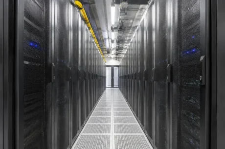 Pasillo de un centro de datos con racks de servidores a ambos lados