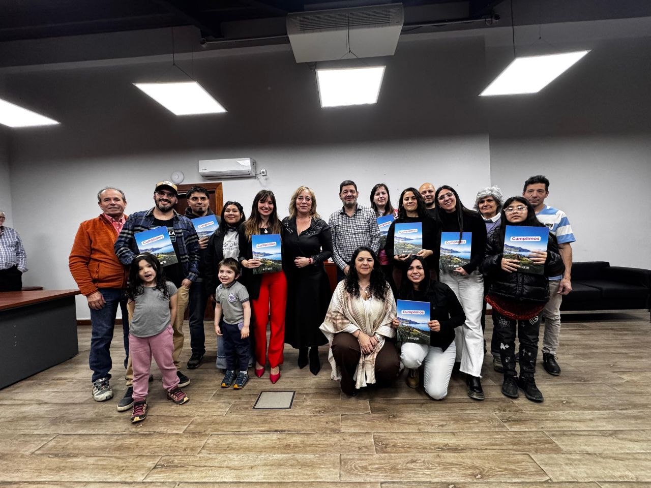 Entregan decretos de tierras a graduados universitarios