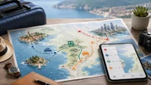 Mapa de viaje con rutas entre destinos, celular, valija y accesorios sobre una mesa